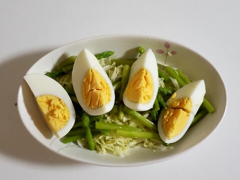 アスパラと茹で玉子のキャベツサラダ